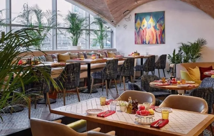 Ресторан с атмосферой востока Maroon в Москве: Еда, Вкусно, Десерты, Восточная кухня, Летняя терраса, Завтрак, Ресторан, Кафе, Терраса,