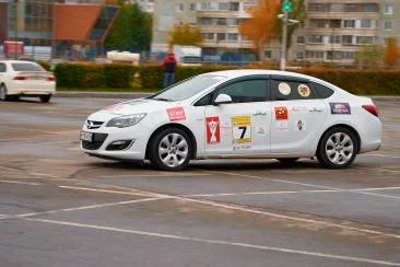 Автошкола Центр высшего водительского мастерства в Омске: Экстремальное Вождение, Школа Парковки, Школа Автоспорта, Теоретический Курс, Тренажерный Курс, Индивидуальный График,