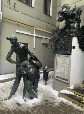 Памятник "Коровьёв и кот Бегемот"