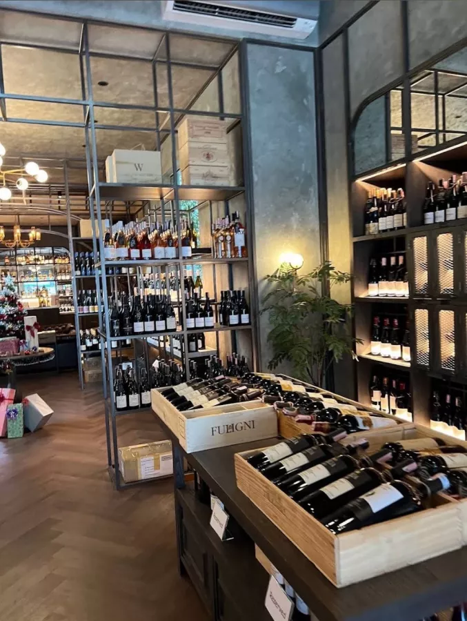 Винный Магазин The Wine Merchant Phuket в Пхукете: Вино, Закуски, Виски, Wine, Whiskey, Snacks,