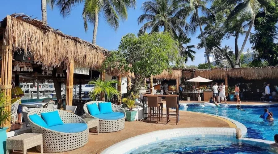 Бассейн Soho Pool Club в Пхукете: Отдых, Можно с животными, Пиво, Вино, Бар, Бассейн,