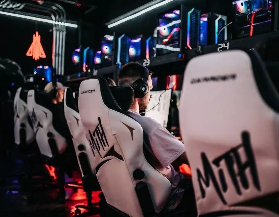 Компьютерный Клуб LEGACY E-SPORT ARENA в Пхукете: Хобби, Развлечение, Компьютерный клуб, Киберспорт, Закуски, Напитки,