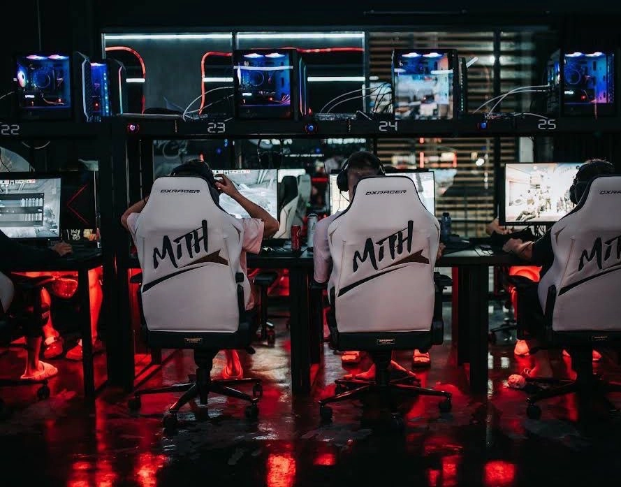Компьютерный Клуб LEGACY E-SPORT ARENA в Пхукете: Хобби, Развлечение, Компьютерный клуб, Киберспорт, Закуски, Напитки,