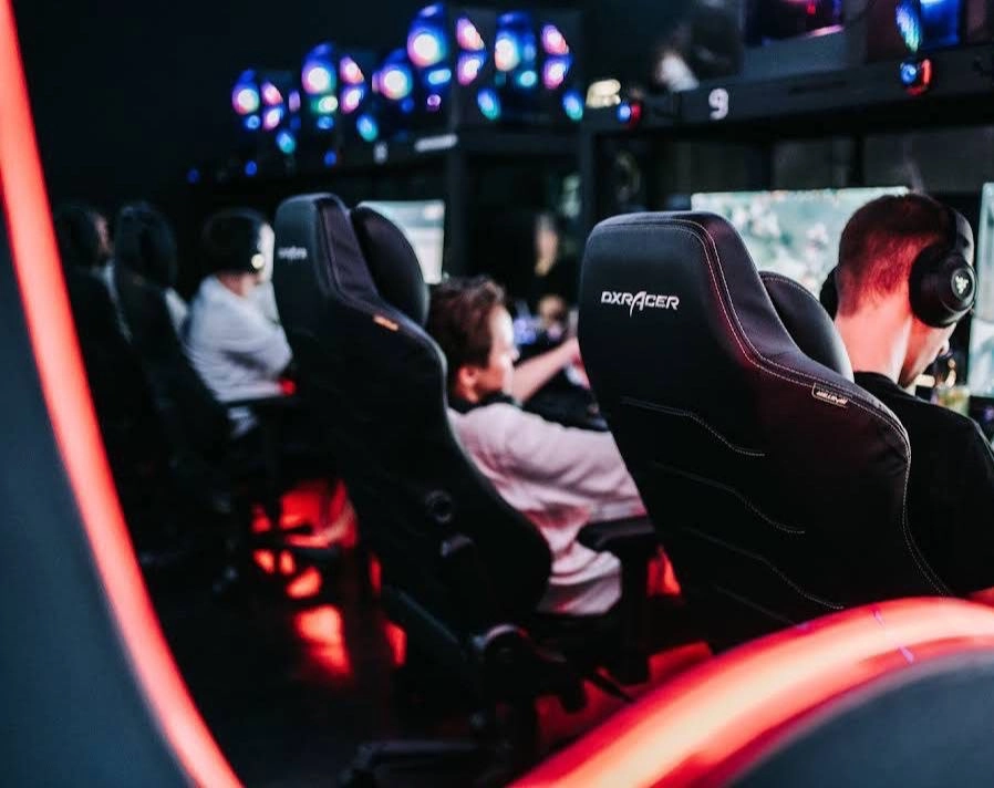 Компьютерный Клуб LEGACY E-SPORT ARENA в Пхукете: Хобби, Развлечение, Компьютерный клуб, Киберспорт, Закуски, Напитки,