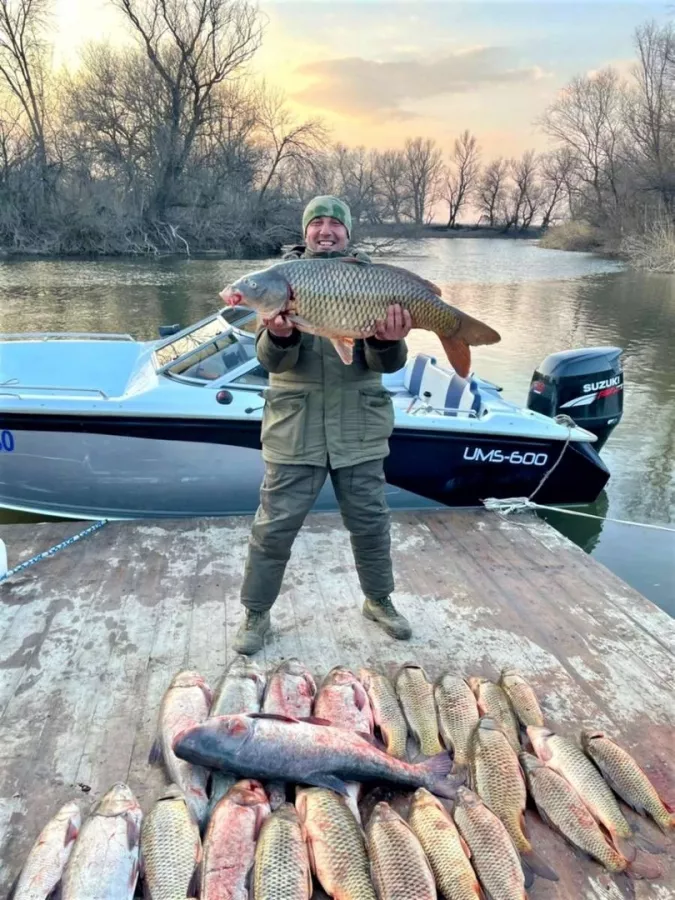 Fish Sense База для Охоты и Рыбалки в Астрахани: Охота в Астрахани, Рыбалка в Астрахани, Охота на Фазана, Охота на Гуся, Охота на Зайца, Охота на Лисицу, Охота на Утку, Рыбалка на Судака, Рыбалка на Сома, Рыбалка на Щуку, Рыбный Ресторан, Банный Комплекс, Рыбалка на Сазана, База отдыха,