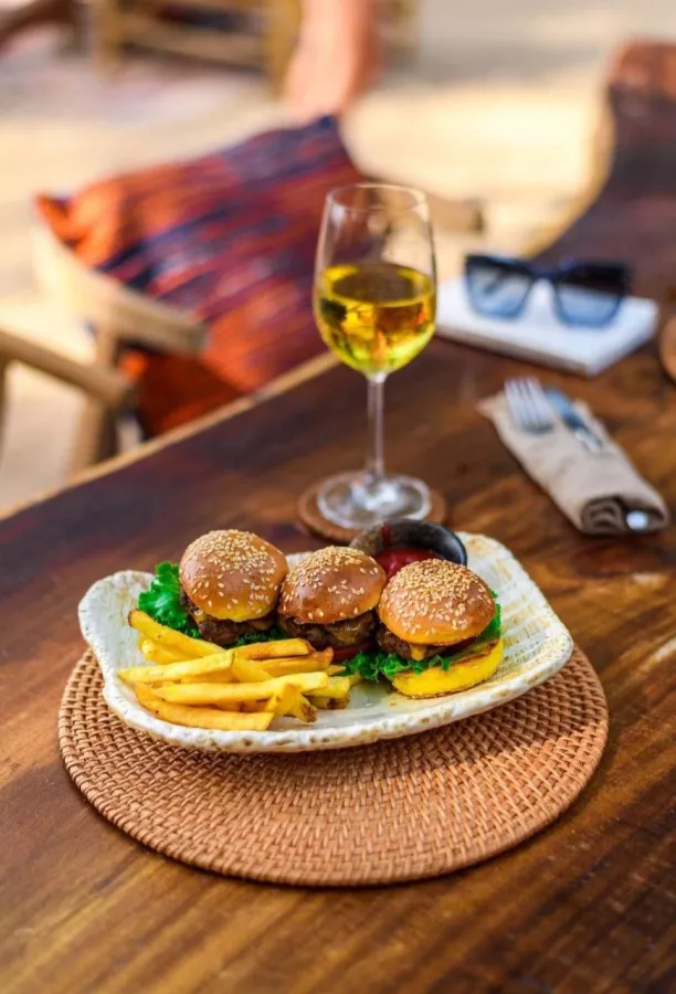 Пляжный Клуб Nomad в Пхукете: Пляж, Ресторан, Бар, Коктейли, Beach, Restaurant, Bar, Cocktails,