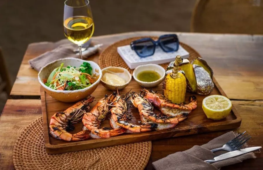 Пляжный Клуб Nomad в Пхукете: Пляж, Ресторан, Бар, Коктейли, Beach, Restaurant, Bar, Cocktails,