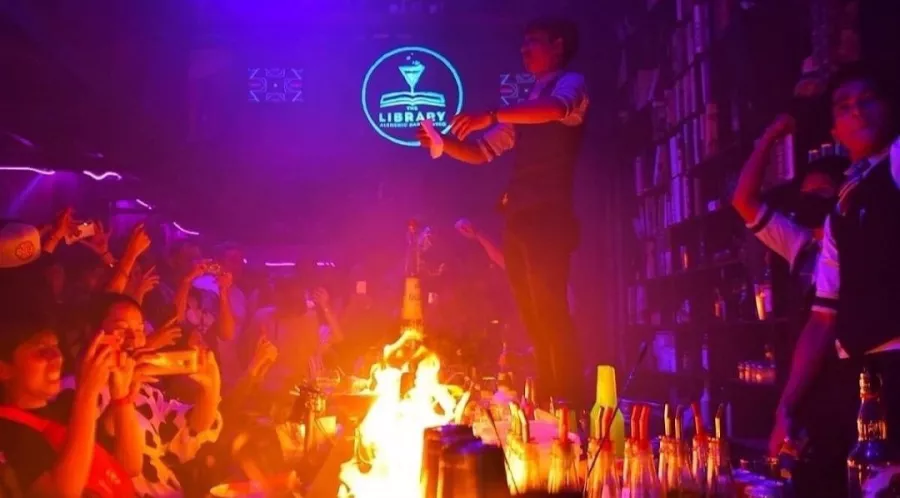 Бар The Library Phuket в Пхукете: Бар, Коктейли, Закуски, Bar, Cocktails, Snacks,