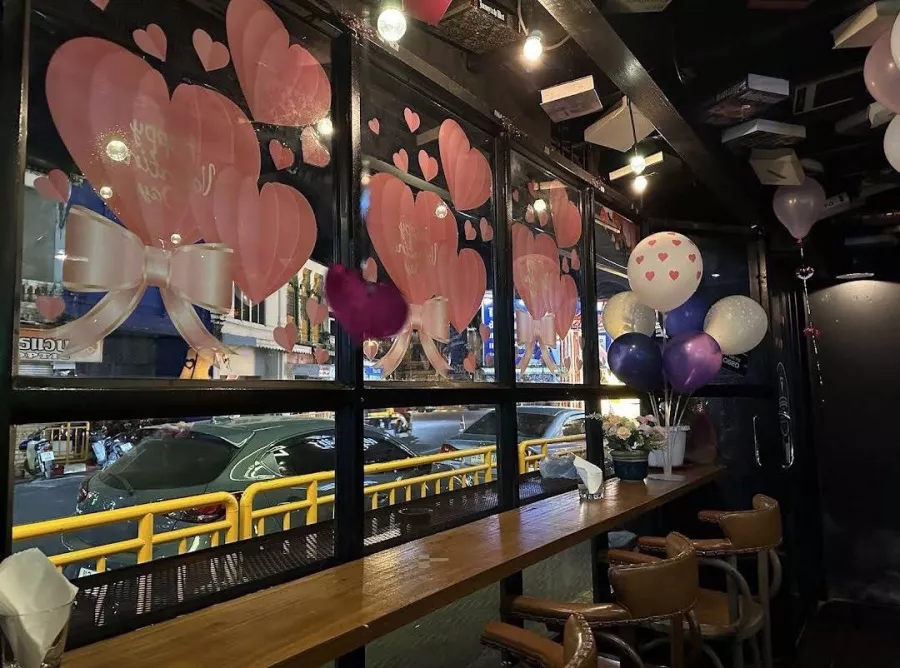 Бар The Library Phuket в Пхукете: Бар, Коктейли, Закуски, Bar, Cocktails, Snacks,
