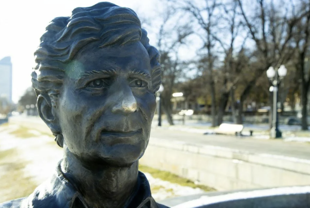 Памятник "Пейзажист Виктор Лосев"