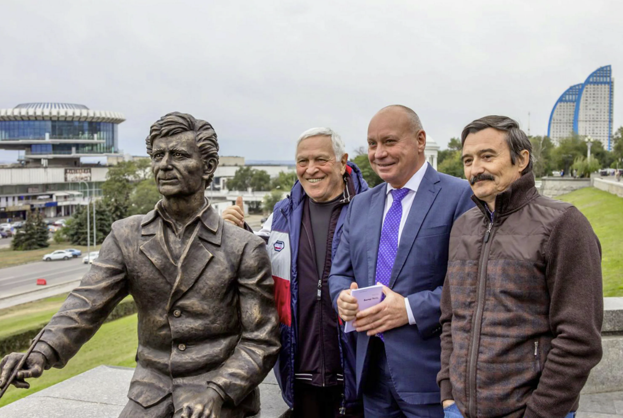 Памятник "Пейзажист Виктор Лосев"