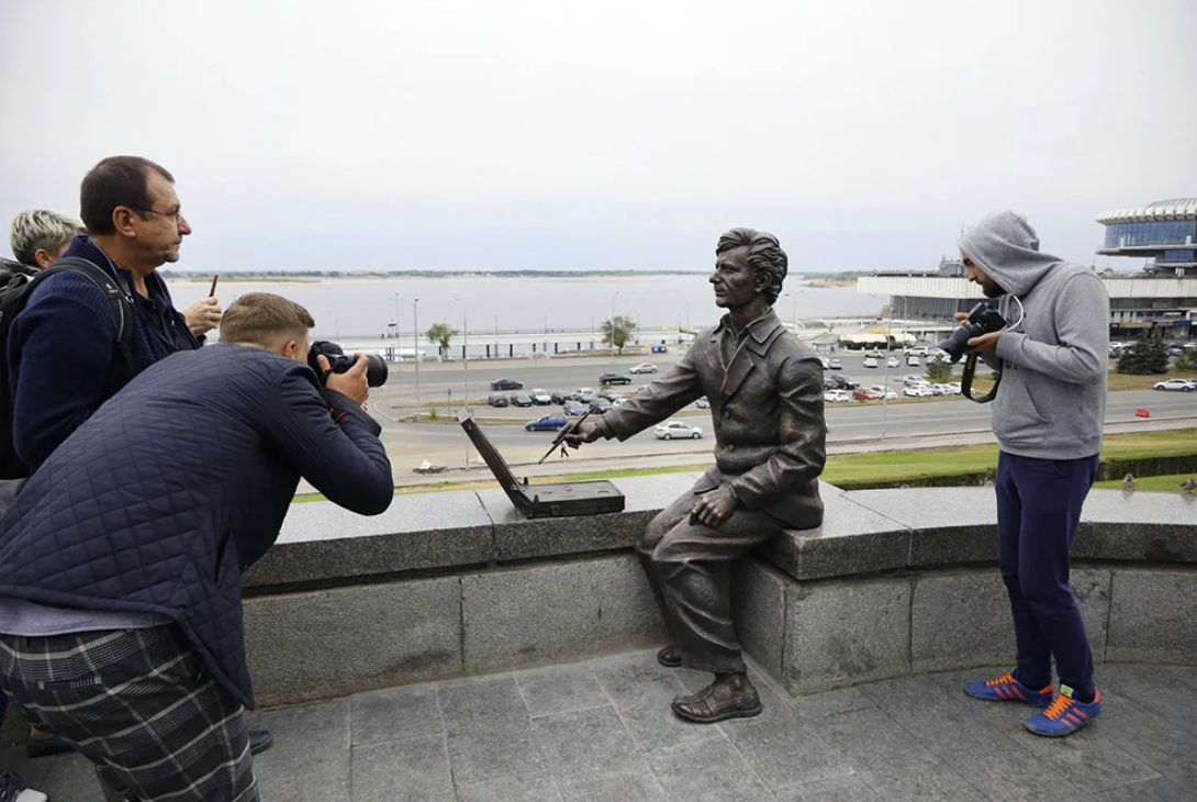 Памятник "Пейзажист Виктор Лосев"