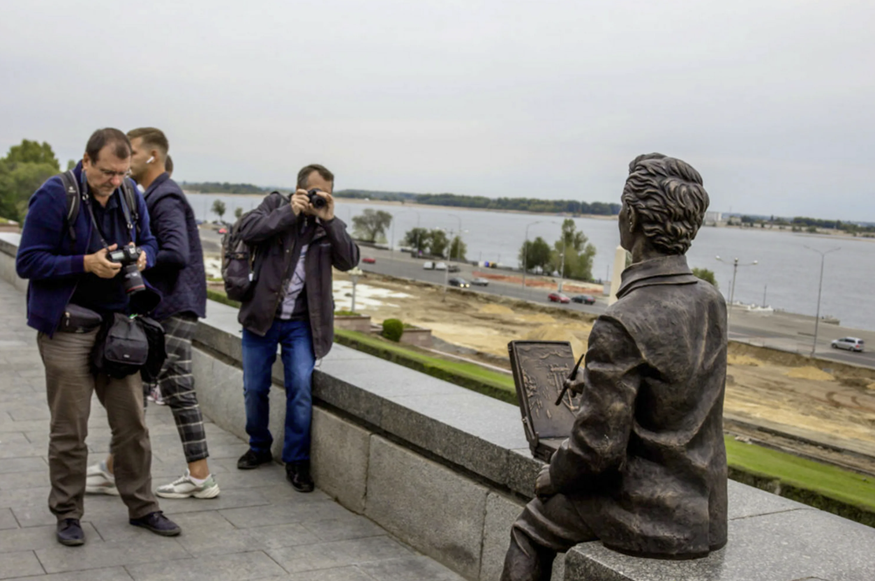 Памятник "Пейзажист Виктор Лосев"
