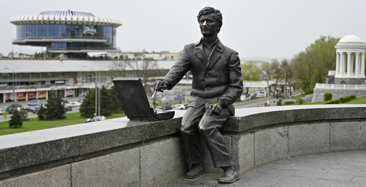 Памятник "Пейзажист Виктор Лосев"