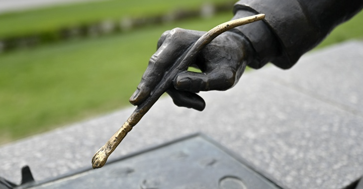 Памятник "Пейзажист Виктор Лосев"