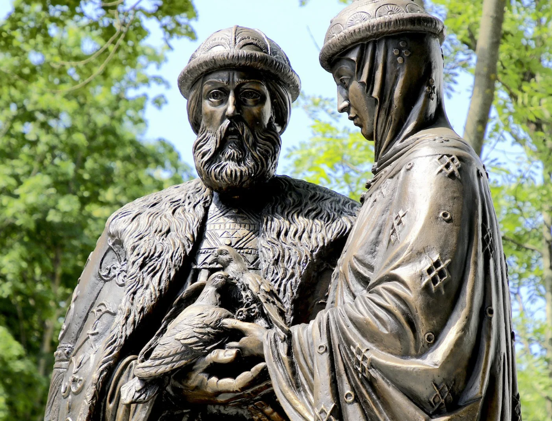 Памятник "Святой Пётр и Февронья Муромские"