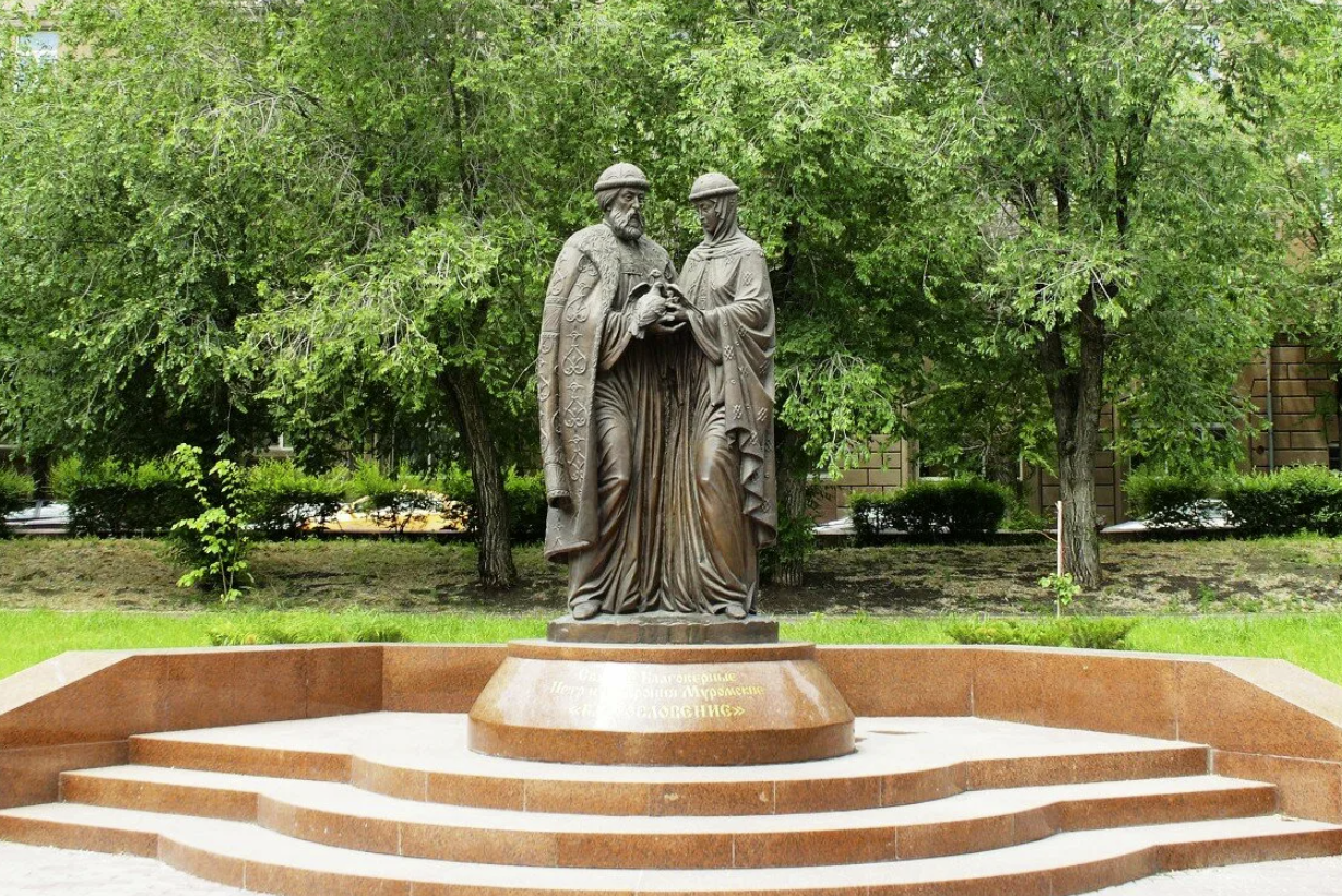 Памятник "Святой Пётр и Февронья Муромские"
