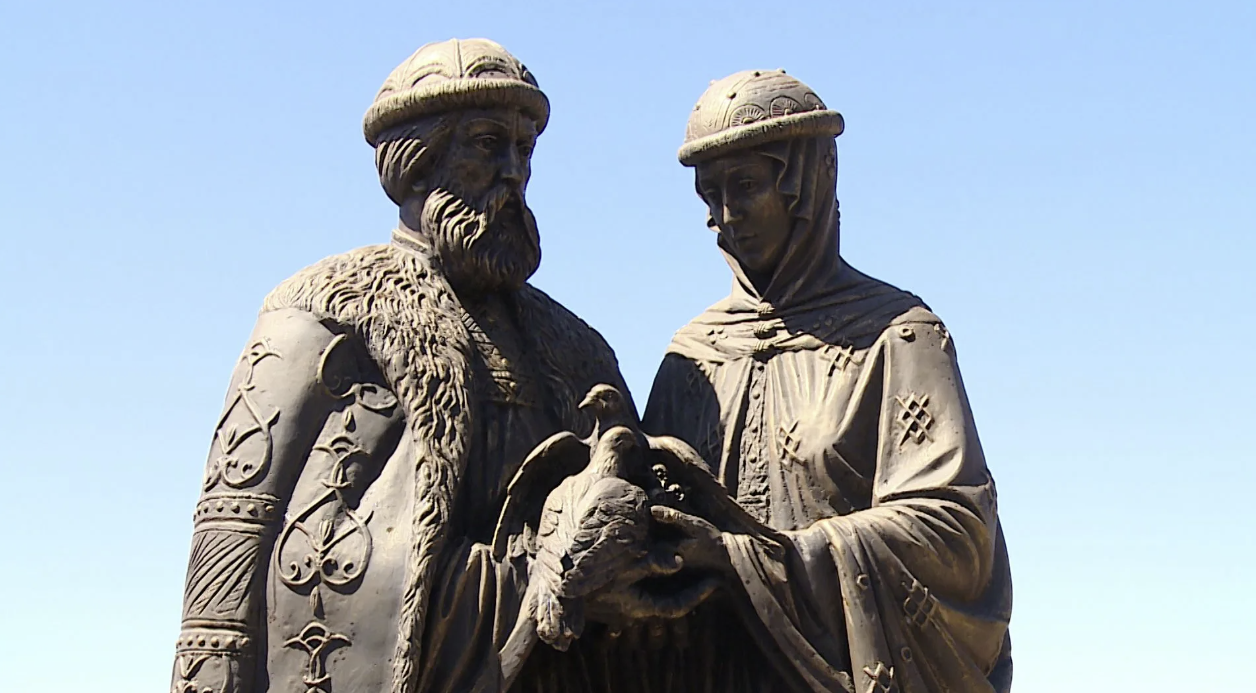 Памятник "Святой Пётр и Февронья Муромские"