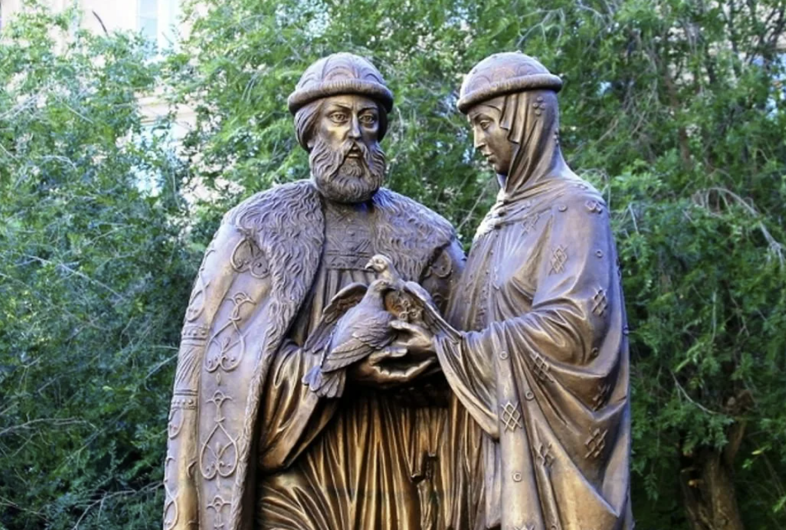 Памятник "Святой Пётр и Февронья Муромские"