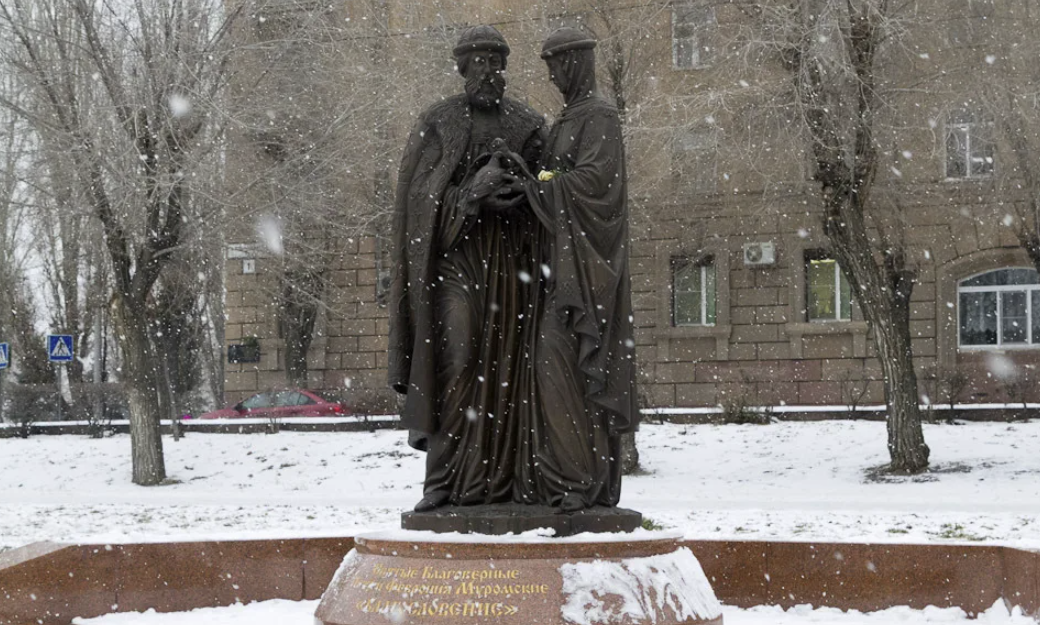 Памятник "Святой Пётр и Февронья Муромские"