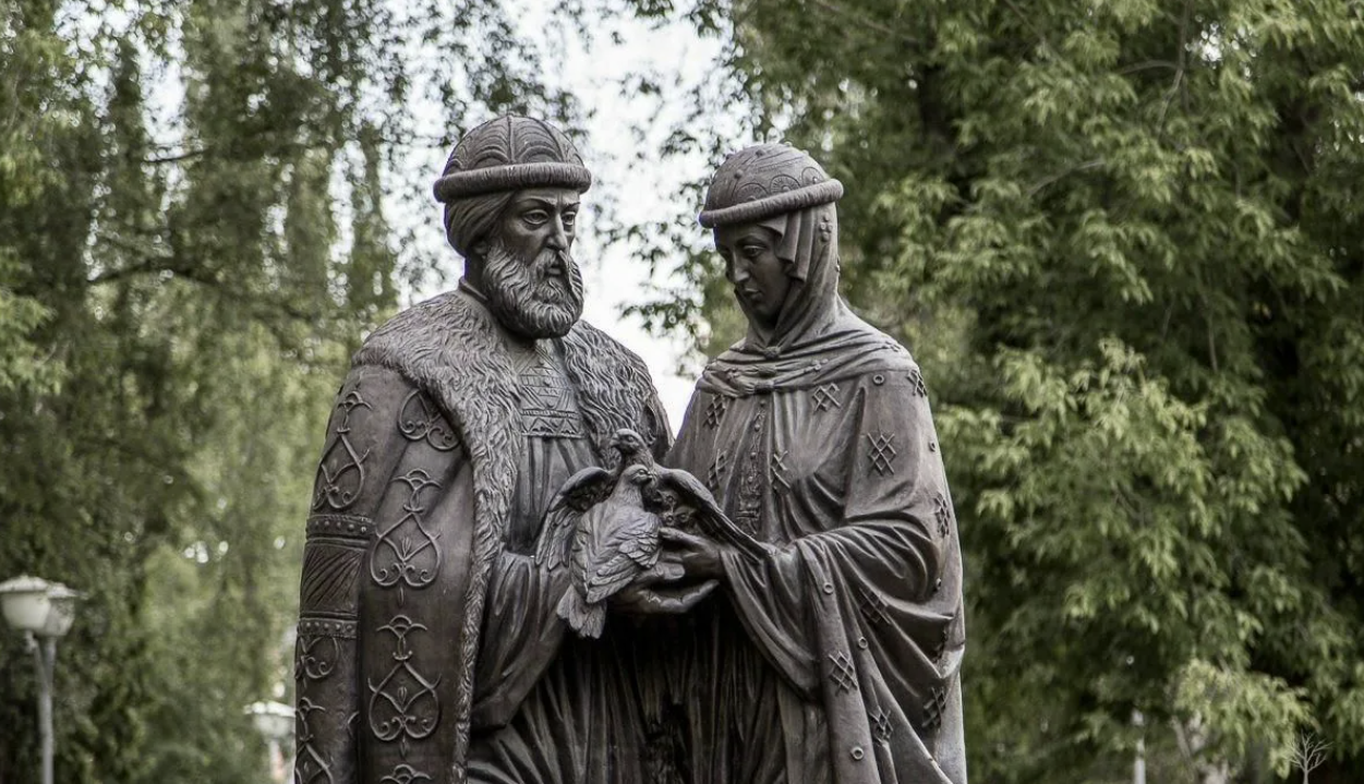 Памятник "Святой Пётр и Февронья Муромские"