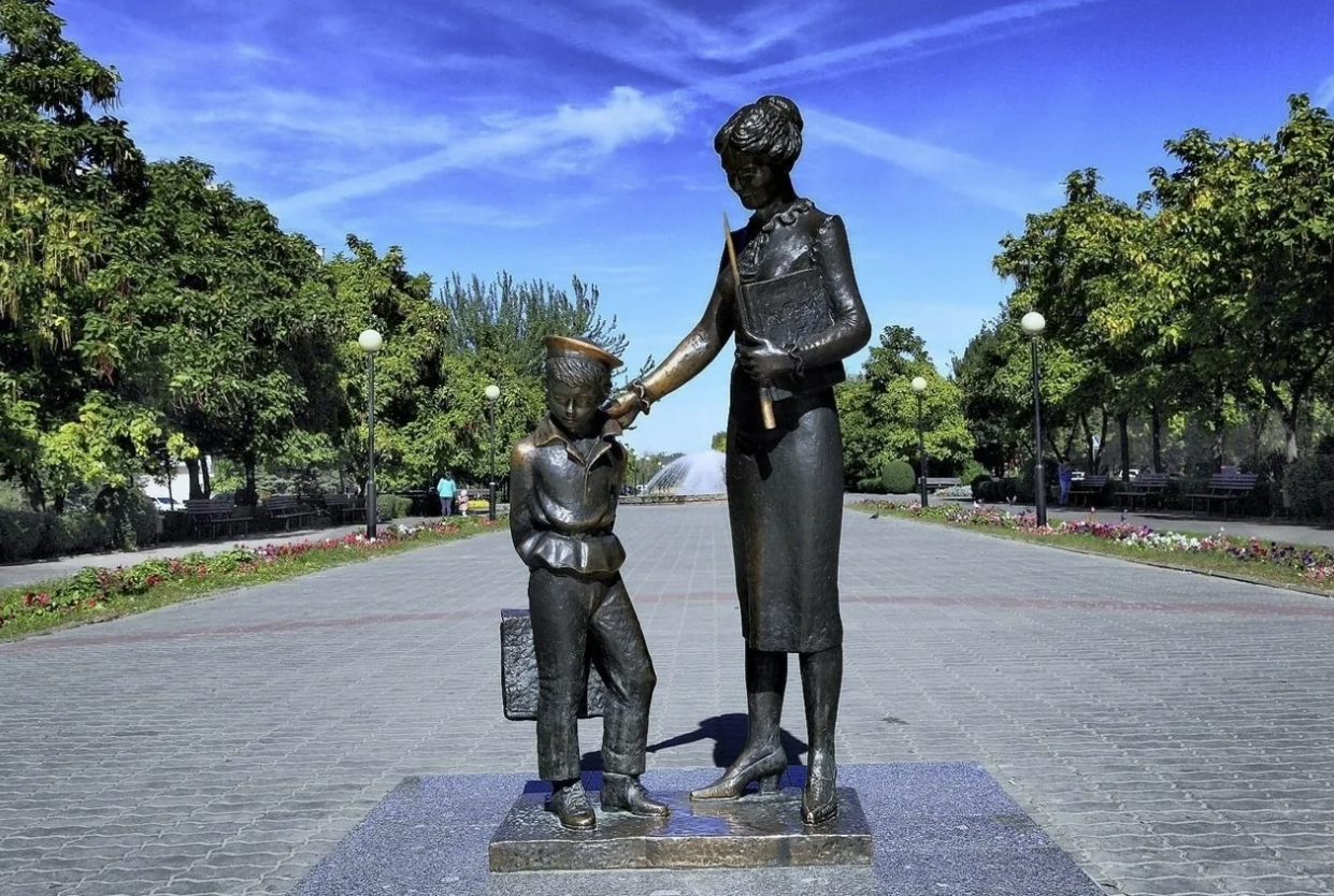 Памятник "Первая учительница"