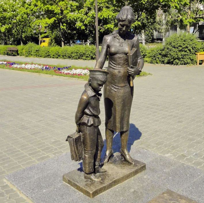 Памятник "Первая учительница"