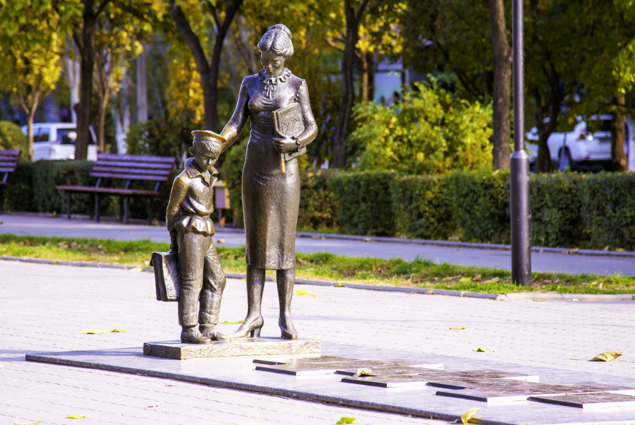 Памятник "Первая учительница"