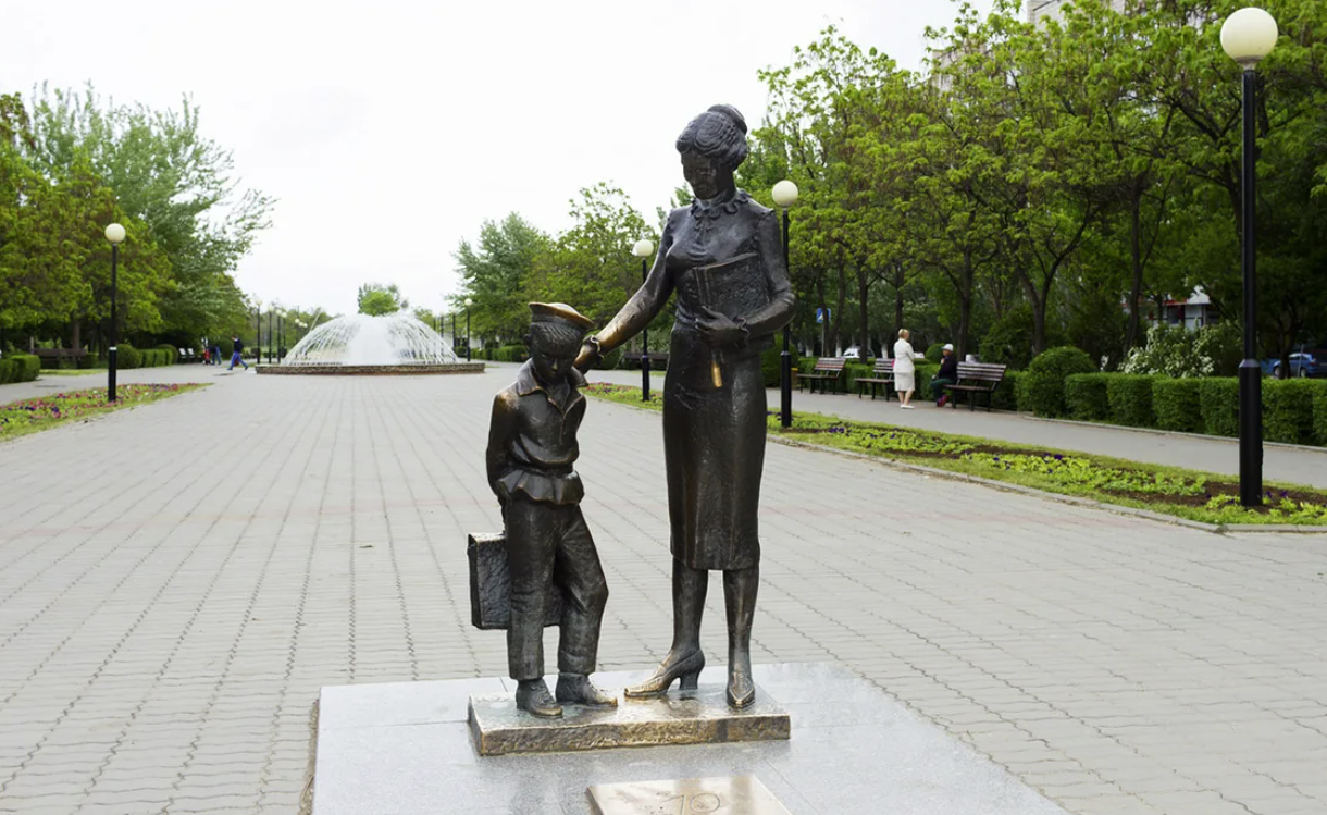 Памятник "Первая учительница"