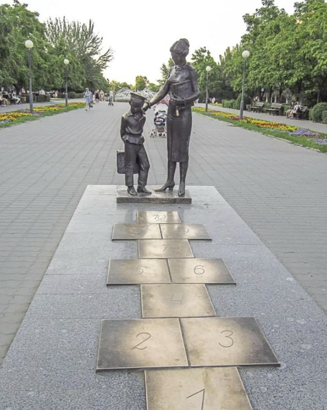 Памятник "Первая учительница"