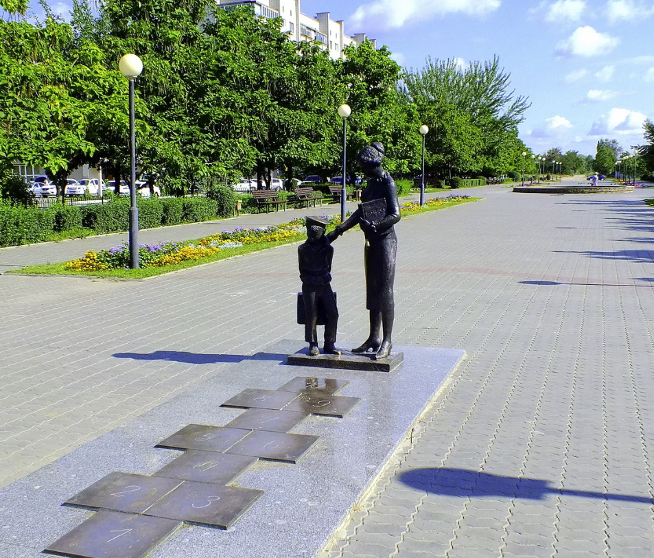 Памятник "Первая учительница"