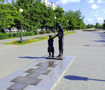 Памятник "Первая учительница"