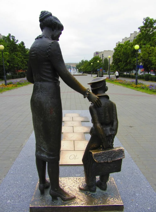 Памятник "Первая учительница"