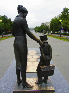 Памятник "Первая учительница"