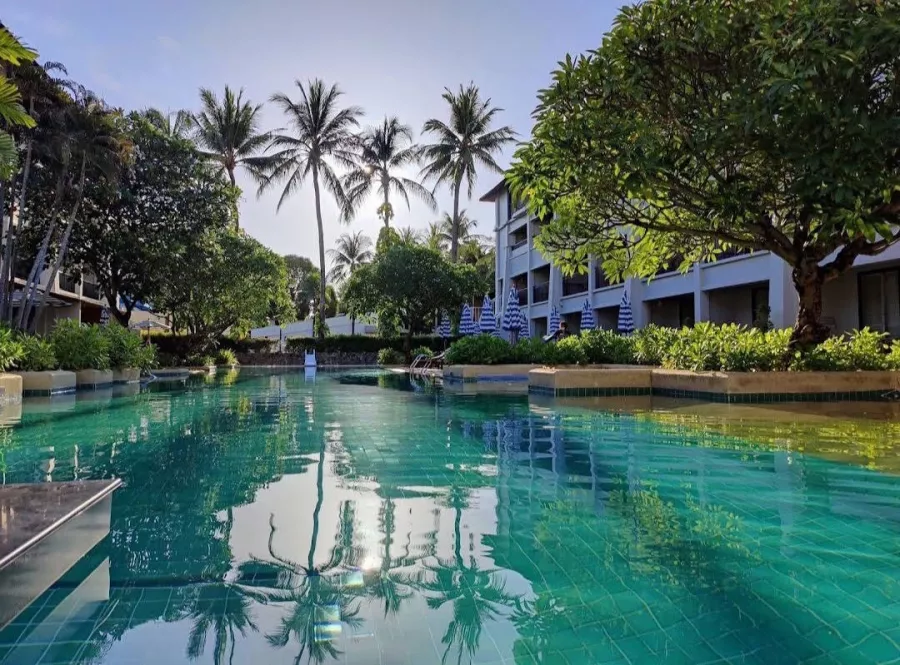 Отель DoubleTree by Hilton Phuket Banthai Resort в Пхукете: Отель, Бар, Бассейн, Пиво, Ресторан,