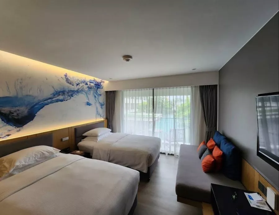 Отель DoubleTree by Hilton Phuket Banthai Resort в Пхукете: Отель, Бар, Бассейн, Пиво, Ресторан,