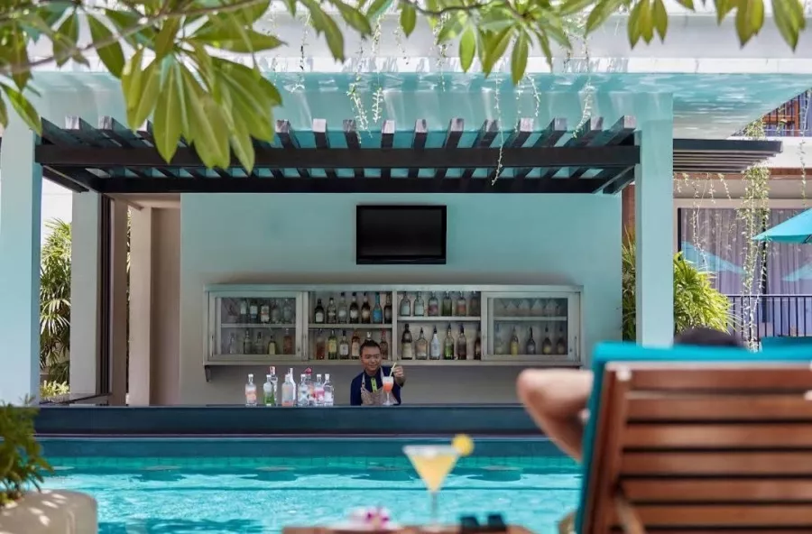 Отель DoubleTree by Hilton Phuket Banthai Resort в Пхукете: Отель, Бар, Бассейн, Пиво, Ресторан,