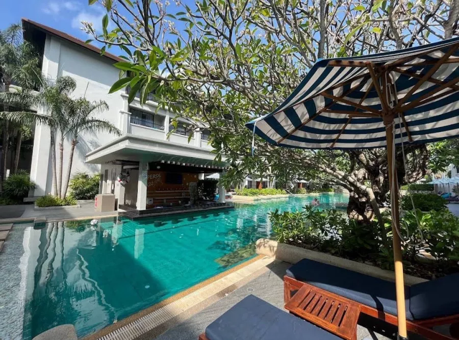 Отель DoubleTree by Hilton Phuket Banthai Resort в Пхукете: Отель, Бар, Бассейн, Пиво, Ресторан,