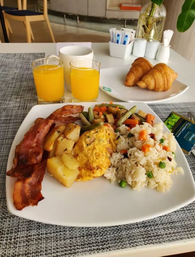 Отель DoubleTree by Hilton Phuket Banthai Resort в Пхукете: Отель, Бар, Бассейн, Пиво, Ресторан,