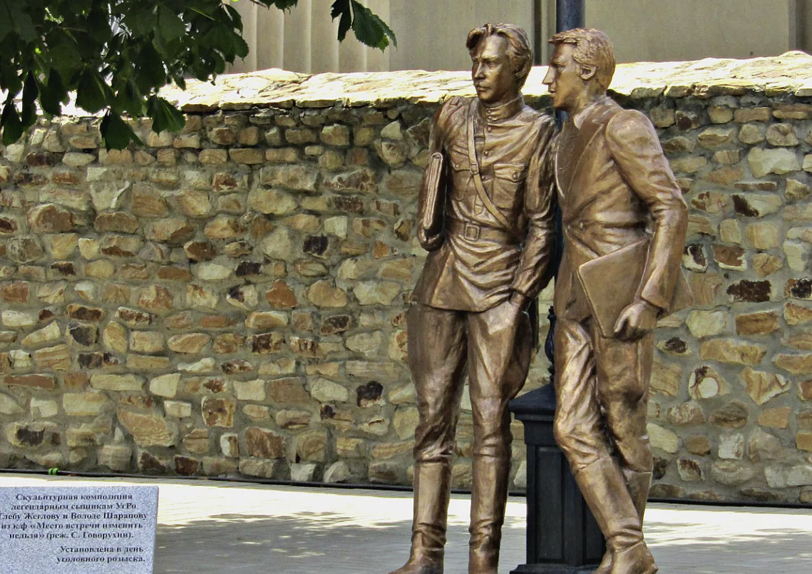 Памятник "Г. Жеглов и В. Шарапов"