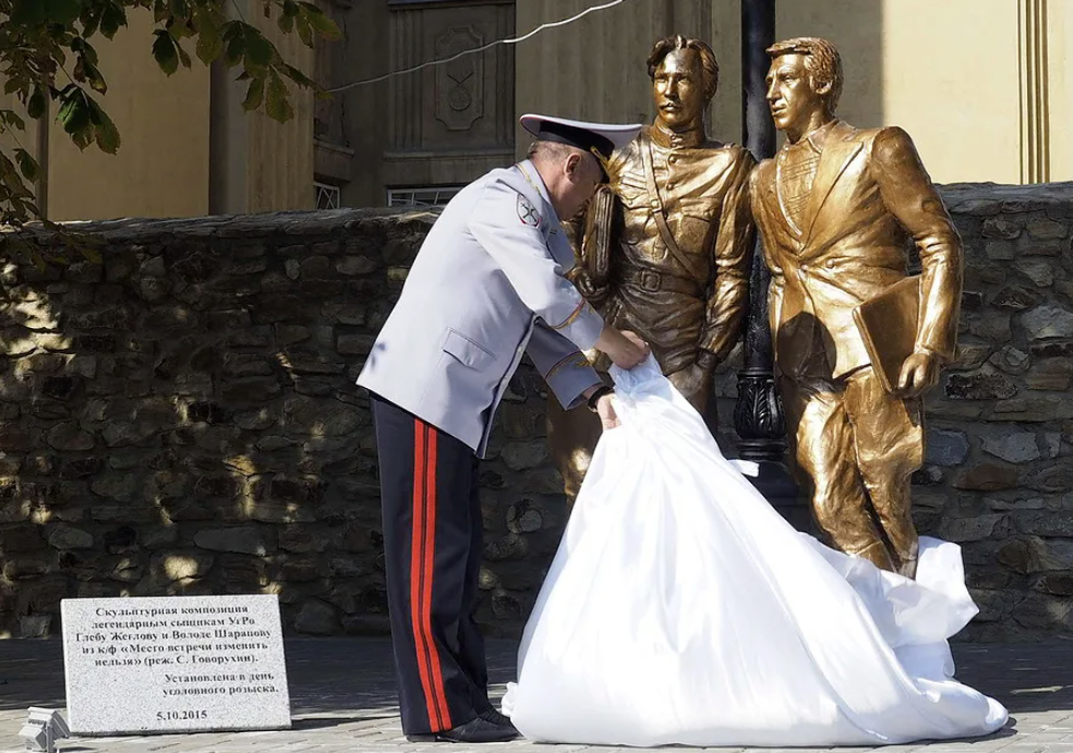 Памятник "Г. Жеглов и В. Шарапов"