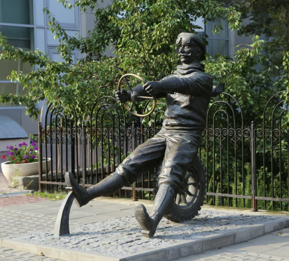 Скульптура "Автомобилист Адам Козлевич"