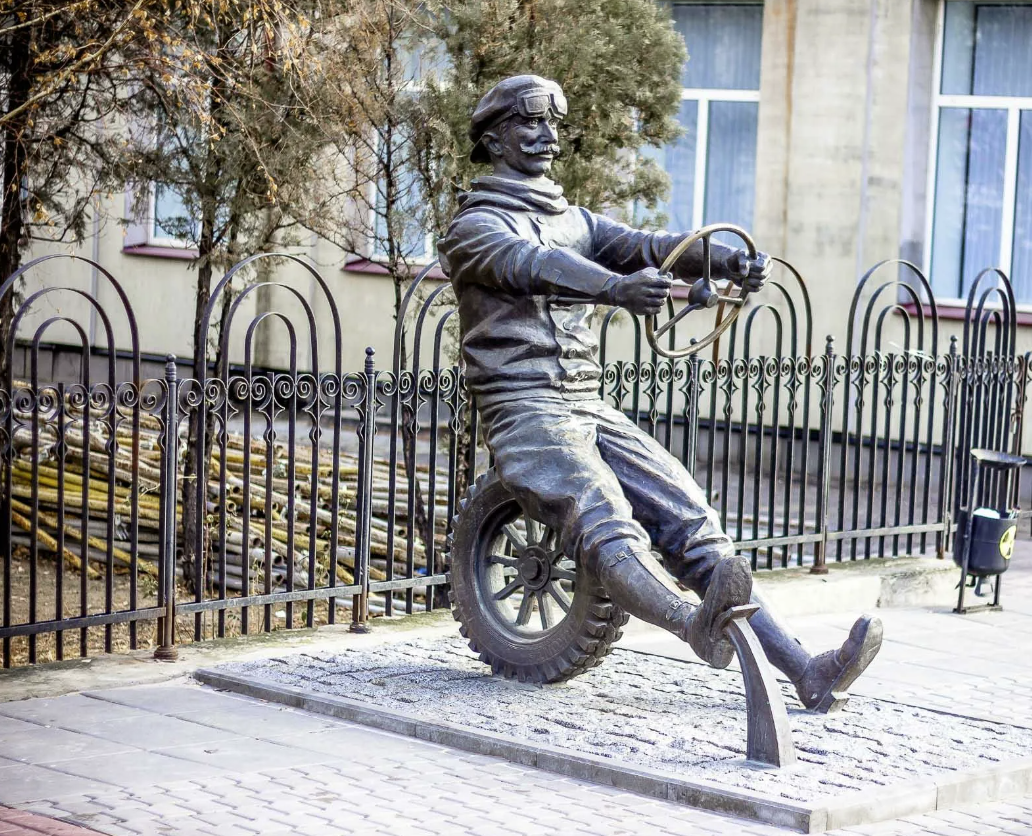 Скульптура "Автомобилист Адам Козлевич"