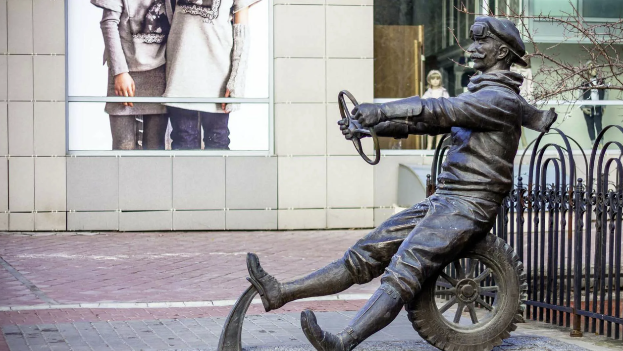 Скульптура "Автомобилист Адам Козлевич"