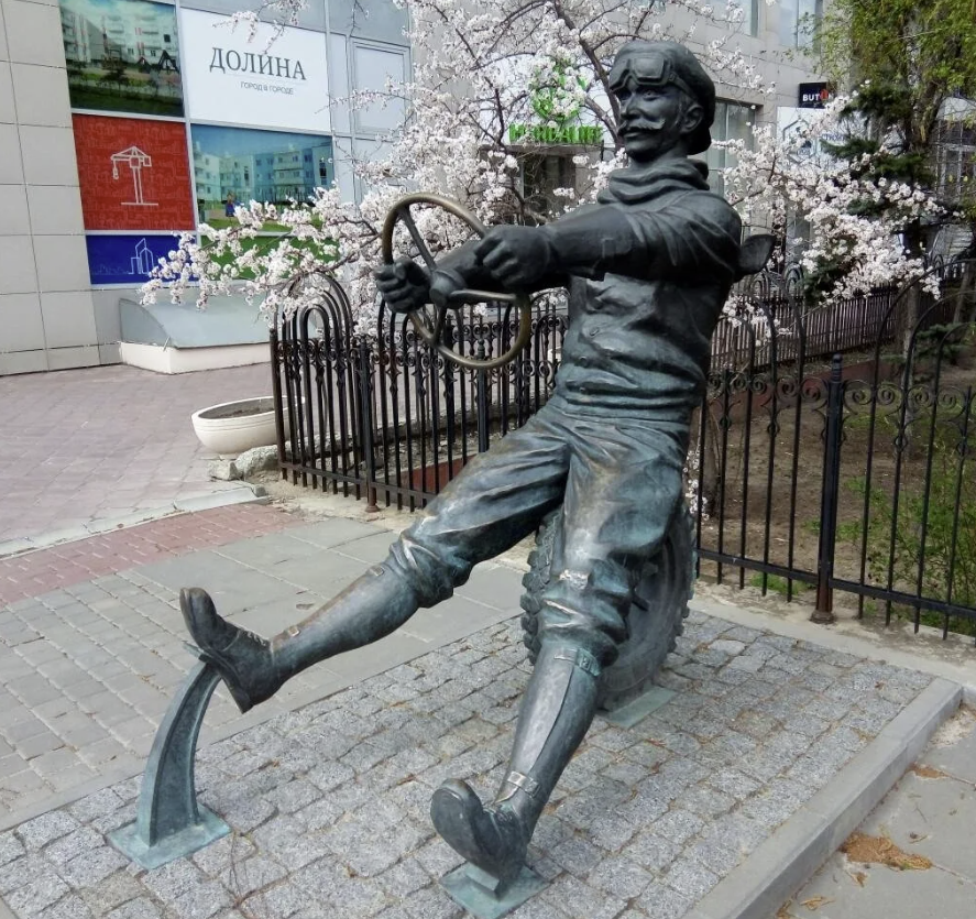 Скульптура "Автомобилист Адам Козлевич"