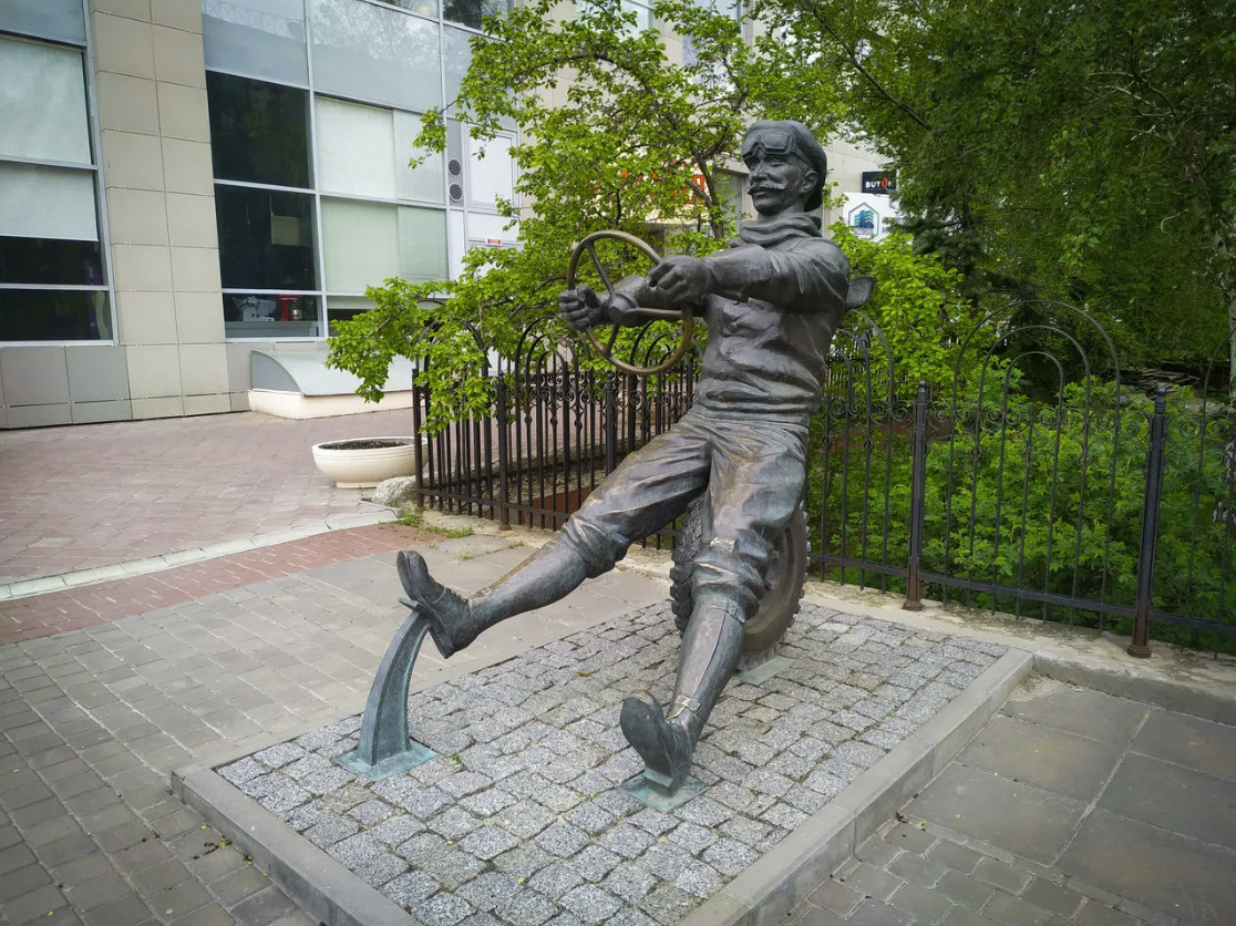 Скульптура "Автомобилист Адам Козлевич"