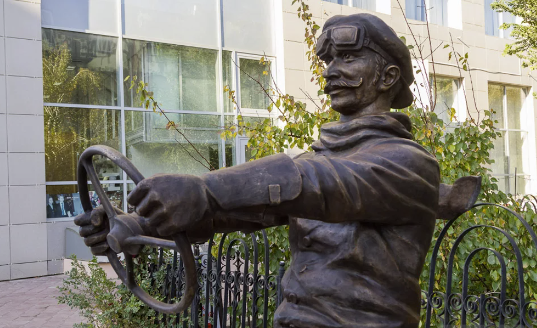 Скульптура "Автомобилист Адам Козлевич"