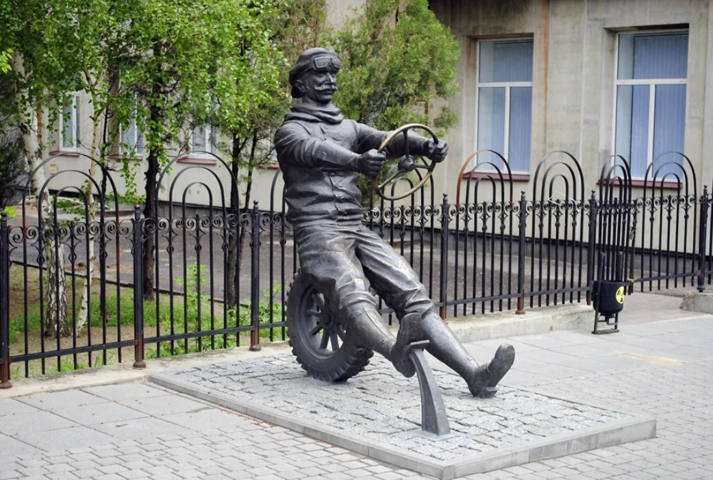 Скульптура "Автомобилист Адам Козлевич"
