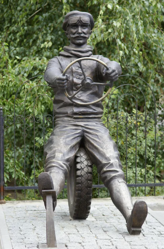 Скульптура "Автомобилист Адам Козлевич"