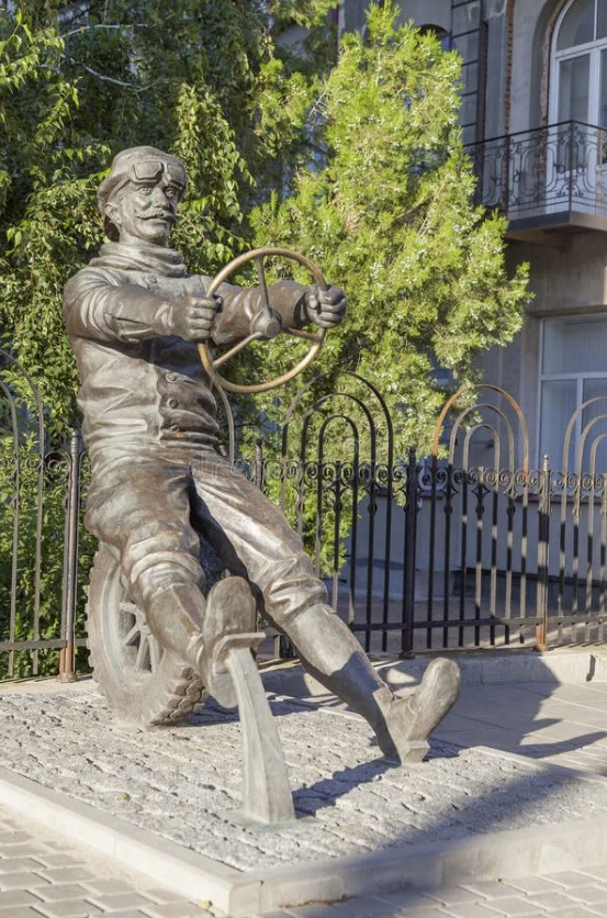 Скульптура "Автомобилист Адам Козлевич"